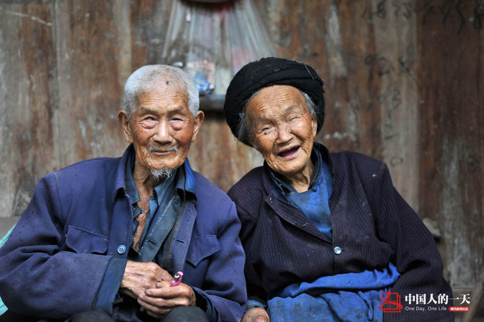 兩老把生命中一切最美好的時光都給了對方。世間什么都將老去，只有真愛永遠年輕，當歲月幻化風霜雨露，惟有白頭攜手相伴遠行……在浩淼的時間長河中，75年的婚姻也許只是彈指一揮間，唯有真摯的愛情才能永存。