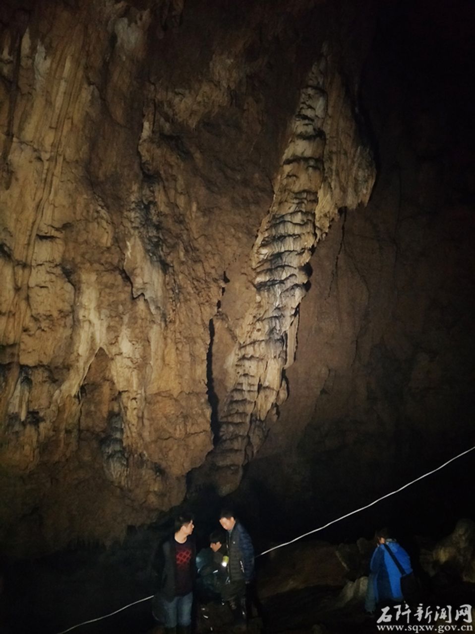 洞中峽谷峭壁